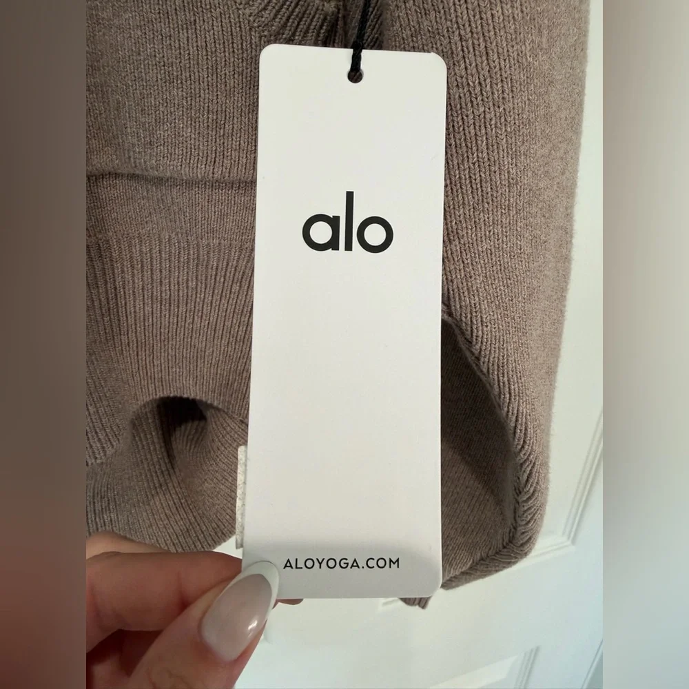 Auth. ✅ ALO Yoga Scholar Hooded Sweater in “Oatmeal Heather” Size Medium🤍🤎